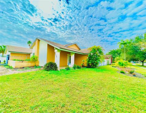 9550 SW 7th Street Pembroke Pines FL 33025