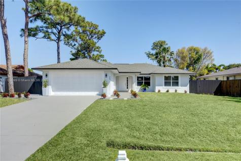949 SE Brookedge Avenue Port St. Lucie FL 34983