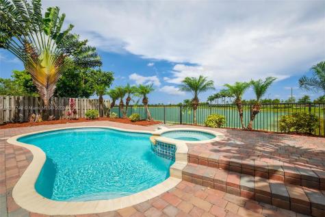 713 SE 37th Place Homestead FL 33033