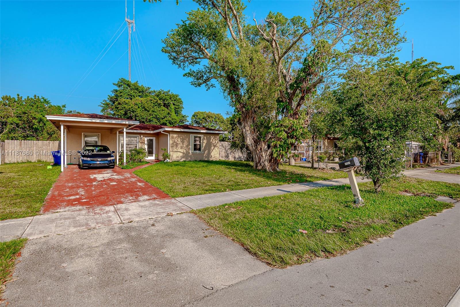 2551 SW 56th Avenue West Park FL 33023