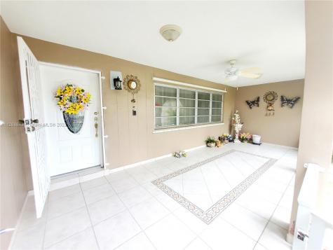 934 W 69th Place Hialeah FL 33014