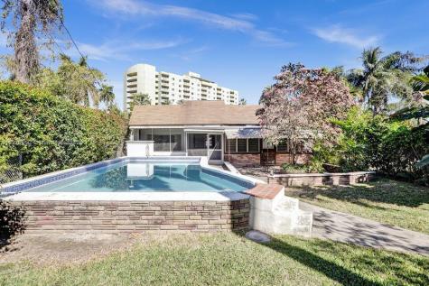 951 NW 7th Street Road Miami FL 33136